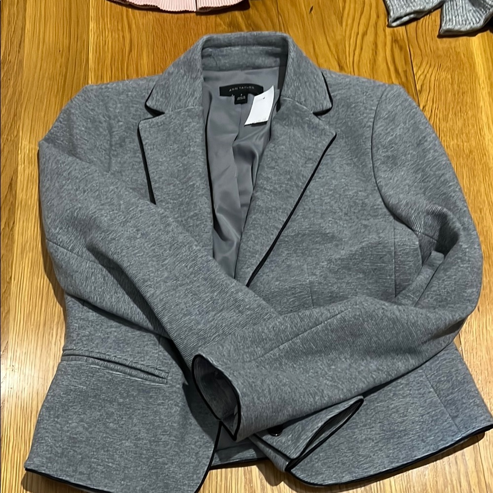 Ann Taylor Gray Blazer with Notched Lapels and Structured Shoulders